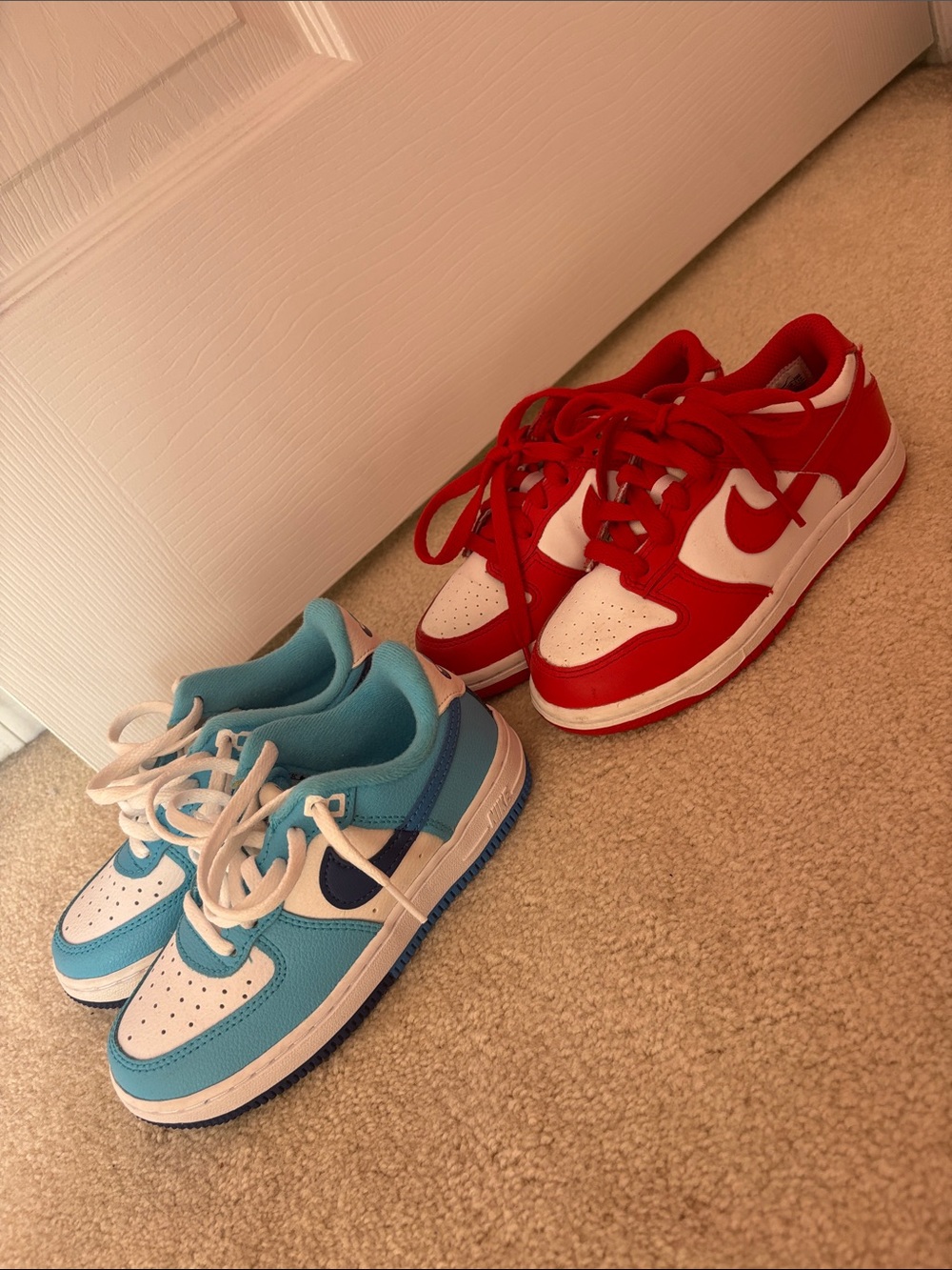 Nike Kids Low-Top Sneakers in Light Blue, White & Red